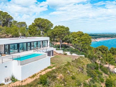 Espectacular vila contemporània a Begur amb vistes al mar, piscina desbordant i jardí privat