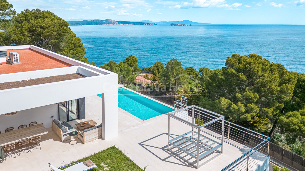 Villa contemporània a Begur amb vistes al mar i piscina