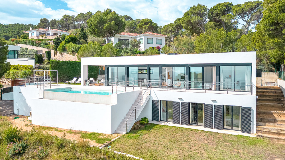 Villa contemporánea en Begur con vistas al mar y piscina