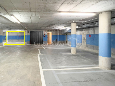 Place de parking dans un garage fermé à Tamariu, à quelques pas de la plage. Contactez-nous maintenant!