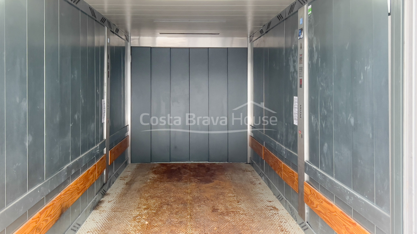 Parking à vendre à la plage de Tamariu