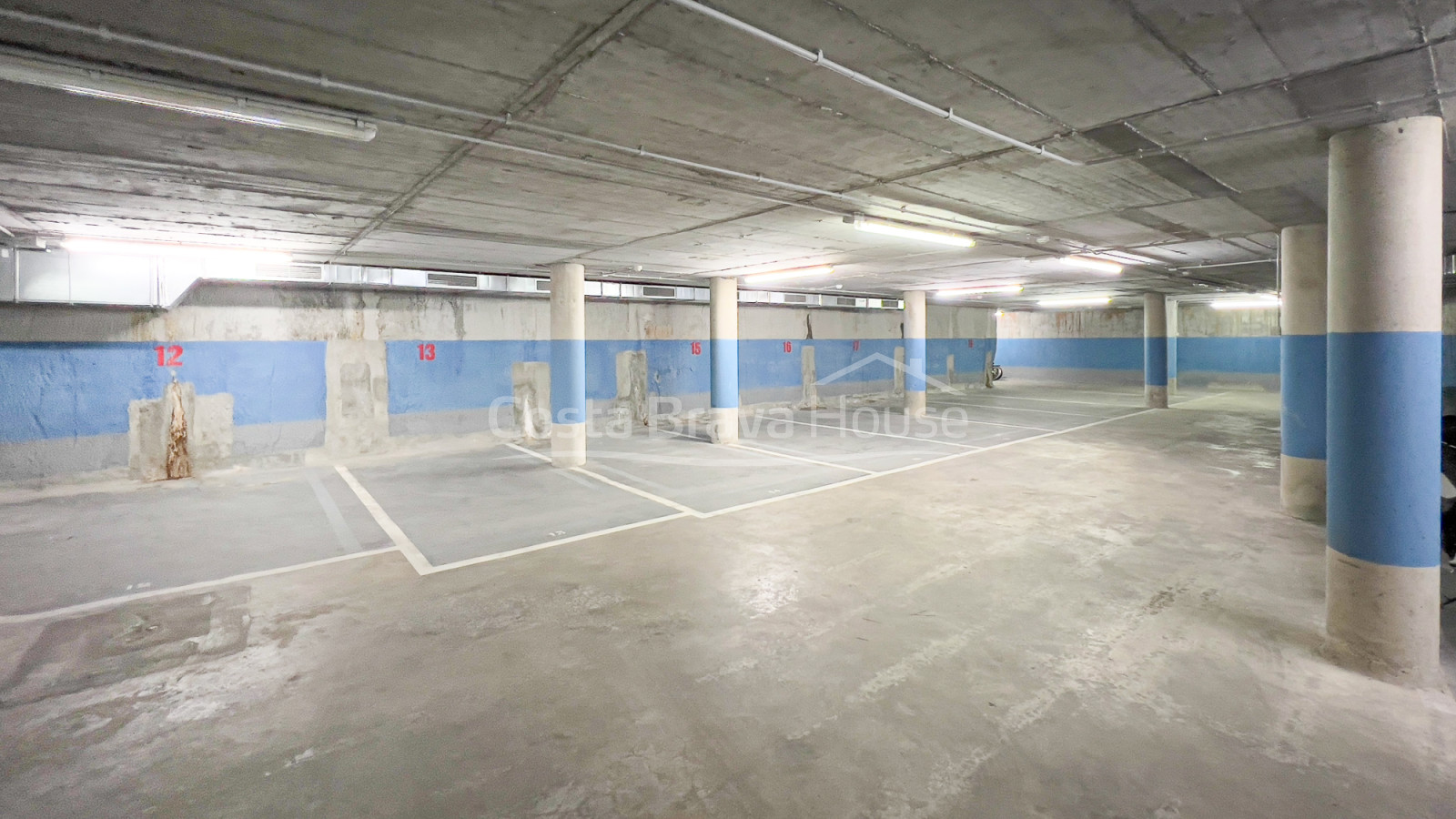 Parking à vendre à la plage de Tamariu