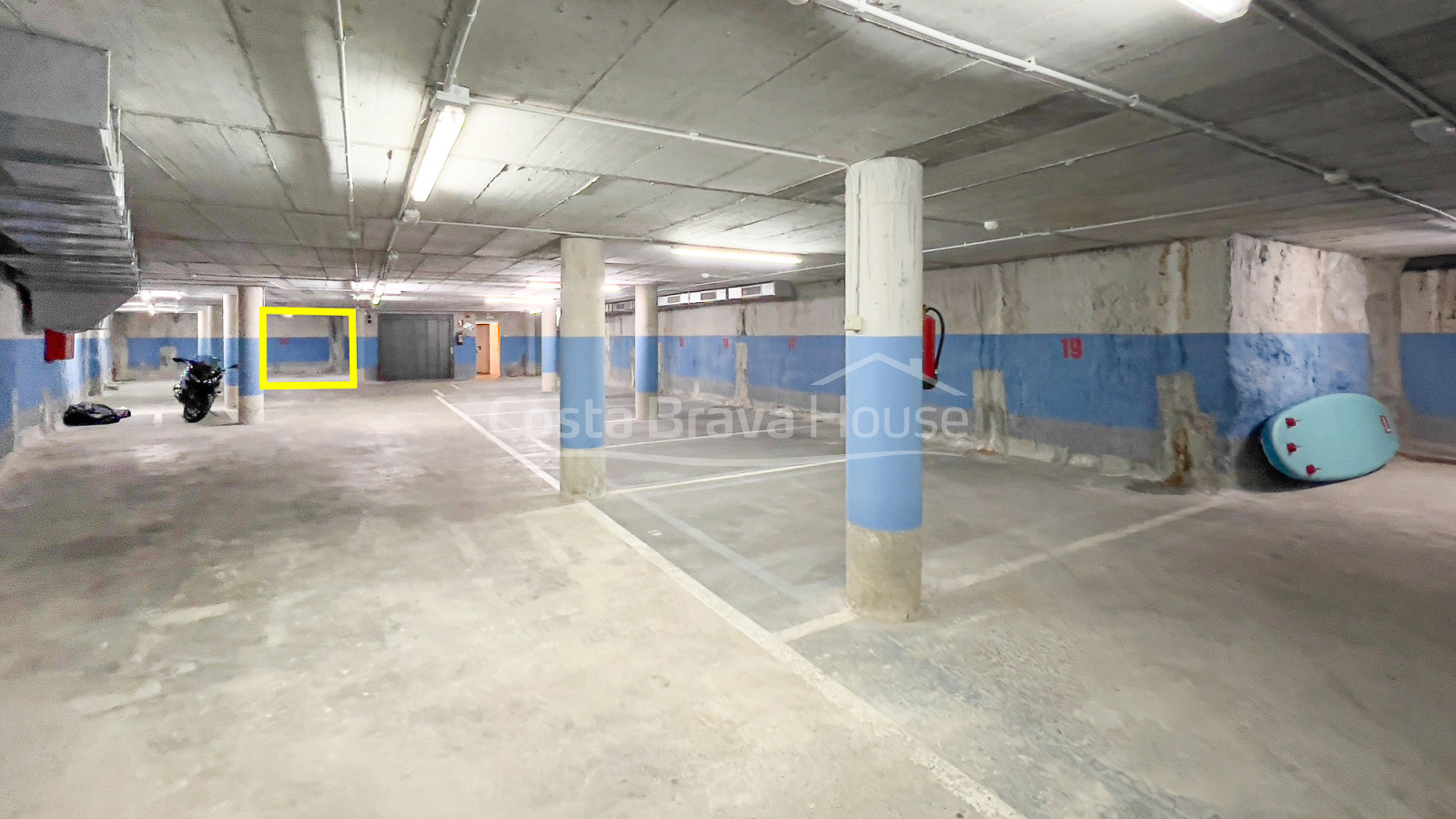 Parking à vendre à la plage de Tamariu