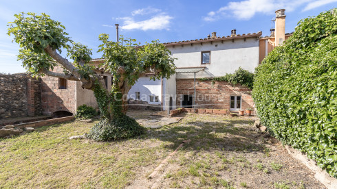 Dorpshuis in Corçà, Baix Empordà, met privétuin