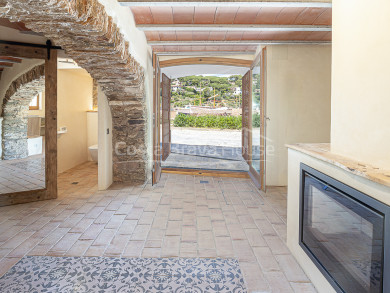 Maison en bord de mer sur la plage de Sa Riera à Begur. Refaite à neuf avec finitions de luxe. Stationnement optionnel.