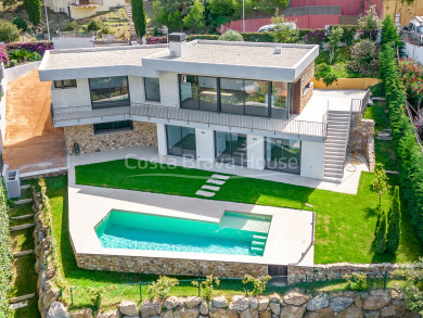 Luxury house for sale in Residencial Begur: modern design, private garden, pool, and panoramic views