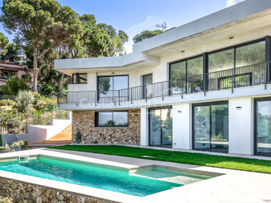 Casa de lujo en venta en Residencial Begur: diseño moderno, jardín privado, piscina y vistas panorámicas
