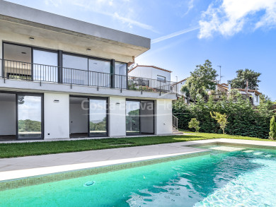 Casa de luxe en venda a Residencial Begur: disseny modern, jardí privat, piscina i vistes panoràmiques