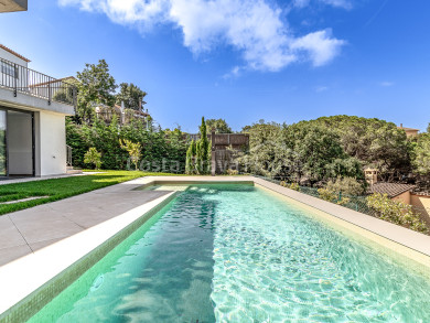 Casa de luxe en venda a Residencial Begur: disseny modern, jardí privat, piscina i vistes panoràmiques