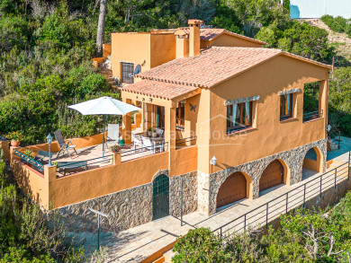 Casa amb vistes al mar a només uns minuts a peu de la platja d'Aiguablava, a Begur. Gran potencial de reforma.