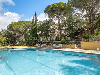 Elegante rustieke villa te koop in Castell-Platja d'Aro, vlak bij stranden en voorzieningen, met groot terrein