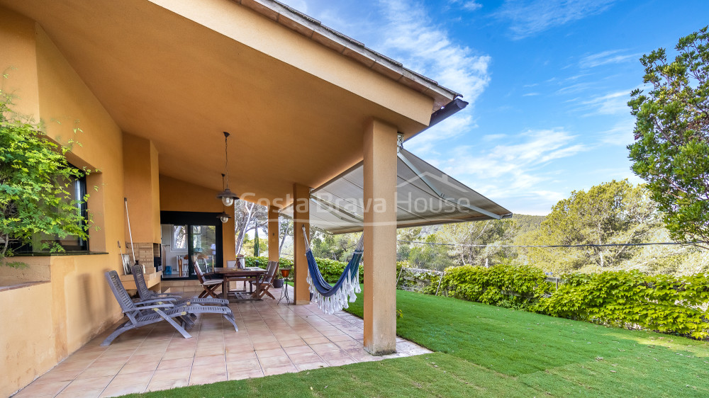 House with garden for sale in Tamariu, only 5 min. walk to the beach and the sea