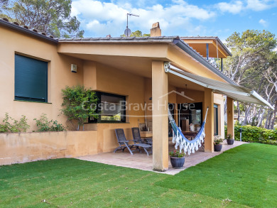 Casa con jardín en venta en Tamariu, a solamente 5 min a pie de la playa y el mar
