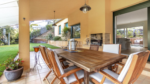Casa amb jardí en venda a Tamariu, a només 5 minuts a peu de la platja i el mar