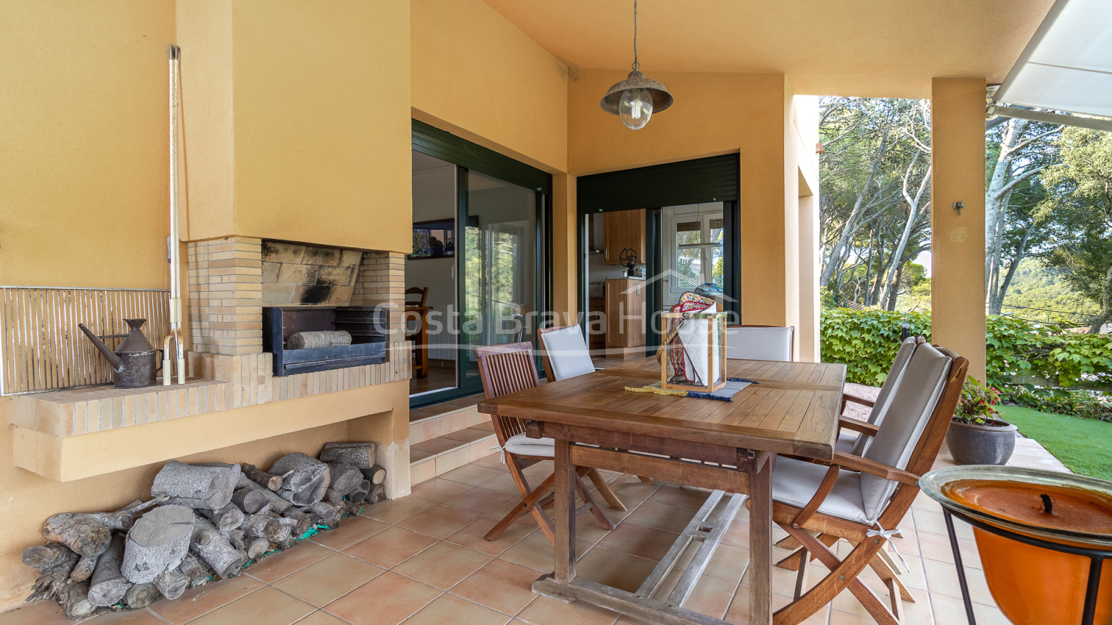 Casa con jardín en venta en Tamariu, a solamente 5 min a pie de la playa y el mar