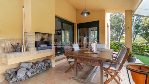 Casa con jardín en venta en Tamariu, a solamente 5 min a pie de la playa y el mar