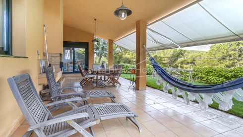Casa con jardín en venta en Tamariu, a solamente 5 min a pie de la playa y el mar