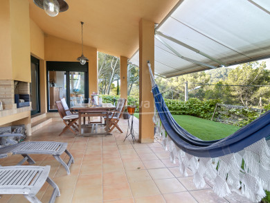 Casa amb jardí en venda a Tamariu, a només 5 minuts a peu de la platja i el mar