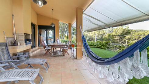 Casa amb jardí en venda a Tamariu, a només 5 minuts a peu de la platja i el mar