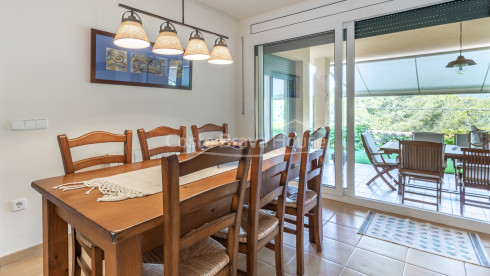 Casa amb jardí en venda a Tamariu, a només 5 minuts a peu de la platja i el mar