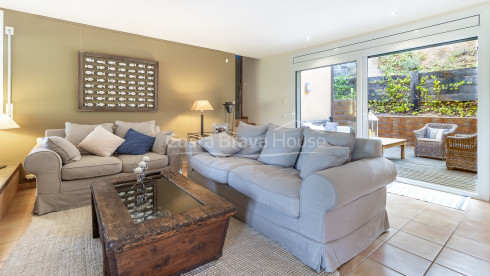 Casa con jardín en venta en Tamariu, a solamente 5 min a pie de la playa y el mar