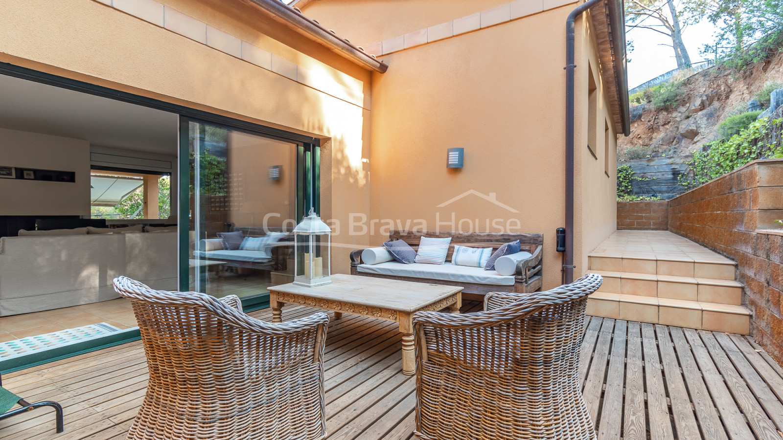 Casa con jardín en venta en Tamariu, a solamente 5 min a pie de la playa y el mar