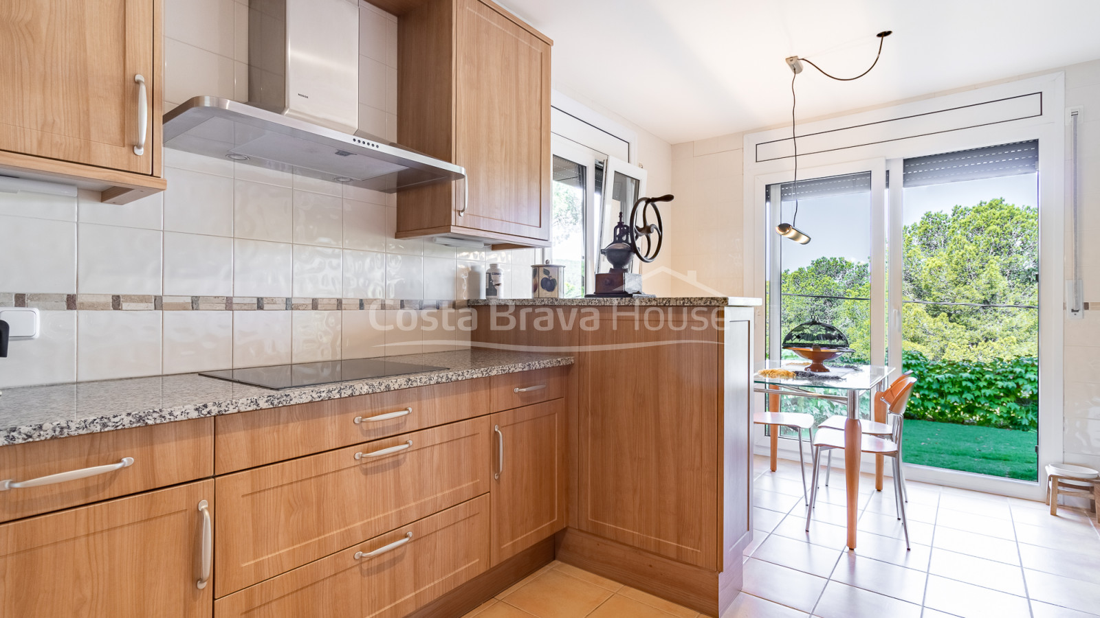 Casa con jardín en venta en Tamariu, a solamente 5 min a pie de la playa y el mar
