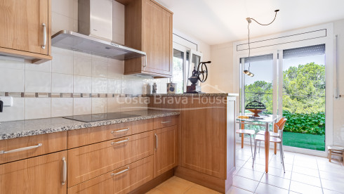 Casa con jardín en venta en Tamariu, a solamente 5 min a pie de la playa y el mar