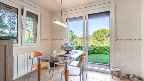 Casa con jardín en venta en Tamariu, a solamente 5 min a pie de la playa y el mar