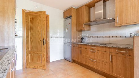 Casa con jardín en venta en Tamariu, a solamente 5 min a pie de la playa y el mar