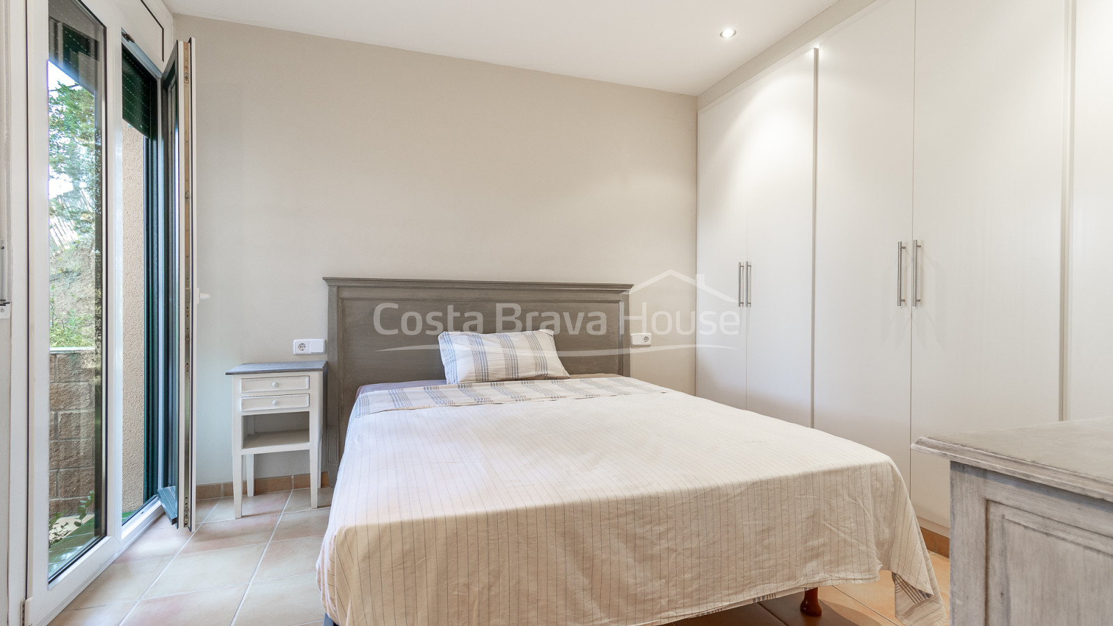 Casa con jardín en venta en Tamariu, a solamente 5 min a pie de la playa y el mar