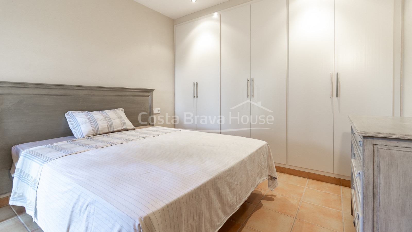Casa con jardín en venta en Tamariu, a solamente 5 min a pie de la playa y el mar
