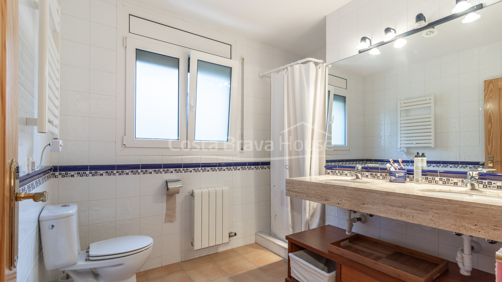 Casa con jardín en venta en Tamariu, a solamente 5 min a pie de la playa y el mar