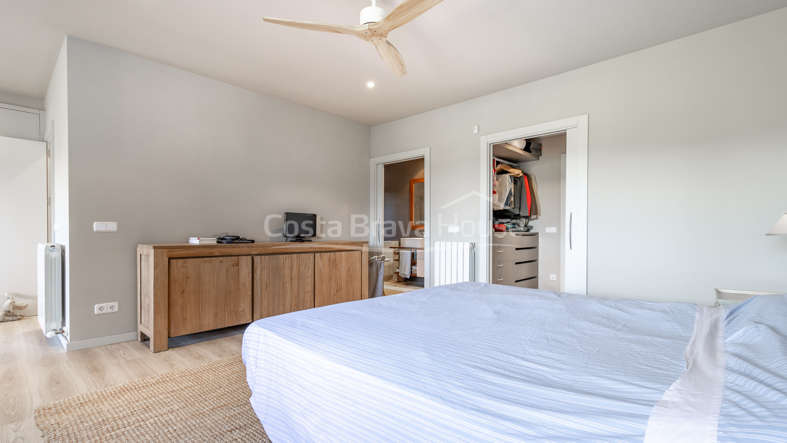 Casa con jardín en venta en Tamariu, a solamente 5 min a pie de la playa y el mar