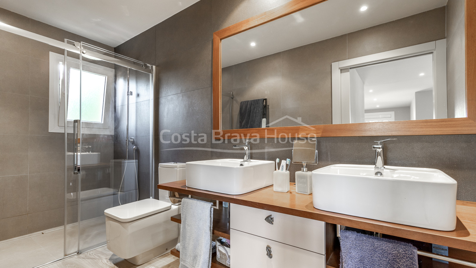 Casa con jardín en venta en Tamariu, a solamente 5 min a pie de la playa y el mar