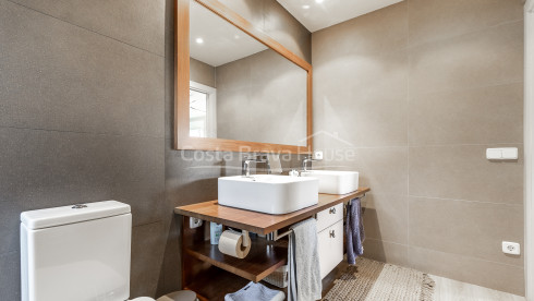 Casa con jardín en venta en Tamariu, a solamente 5 min a pie de la playa y el mar