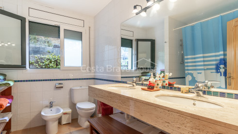 Casa con jardín en venta en Tamariu, a solamente 5 min a pie de la playa y el mar