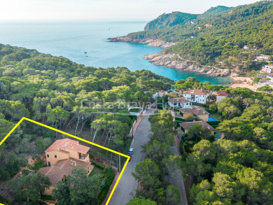 Casa amb jardí en venda a Tamariu, a només 5 minuts a peu de la platja i el mar
