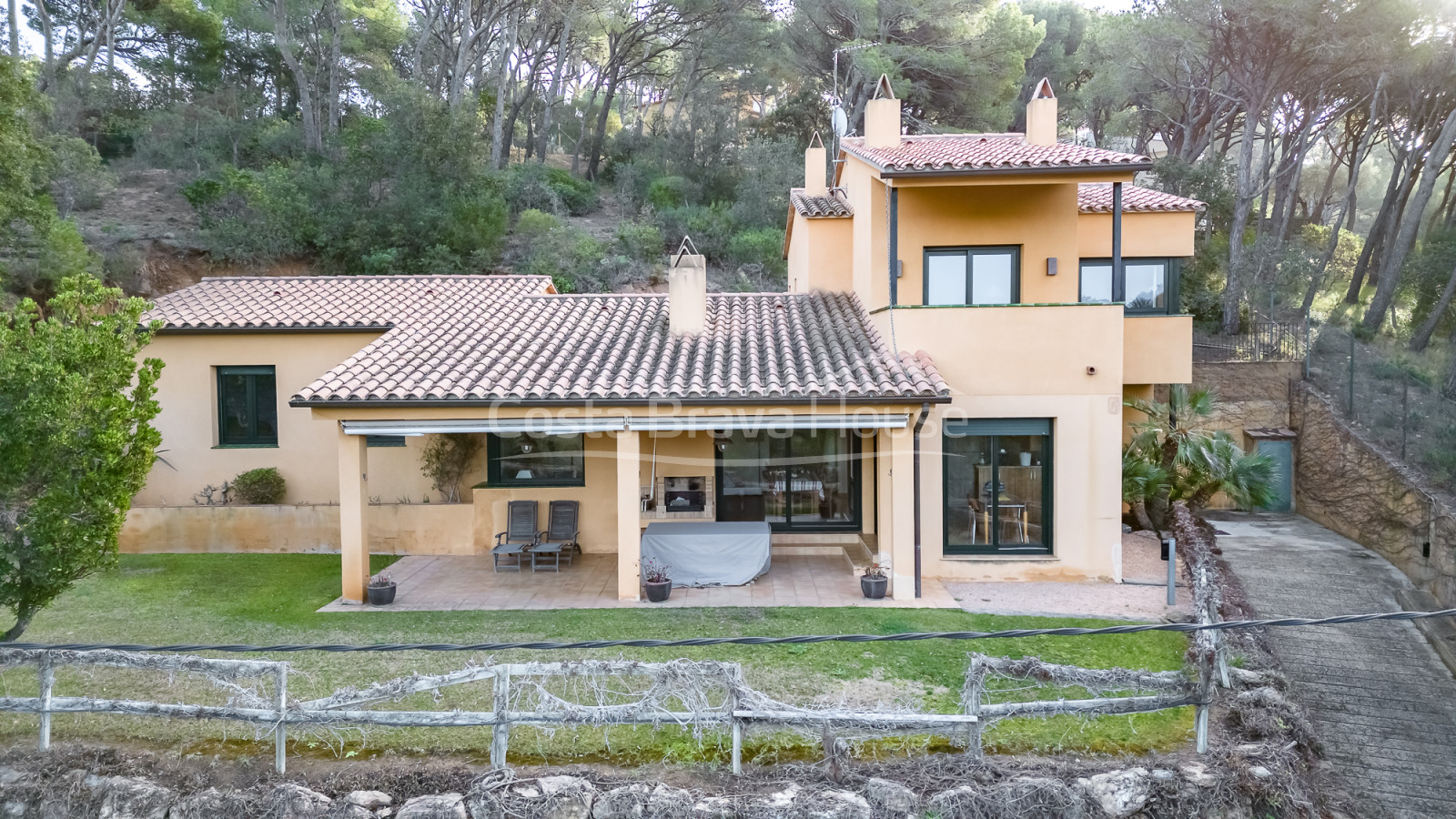 Casa amb jardí en venda a Tamariu, a només 5 minuts a peu de la platja i el mar