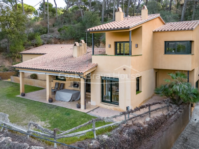 Casa amb jardí en venda a Tamariu, a només 5 minuts a peu de la platja i el mar