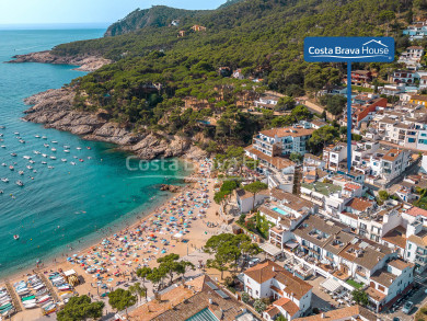 Maison exclusive à Tamariu : vue sur la mer, à 1 minute de la plage ; terrasse, parking et licence touristique.