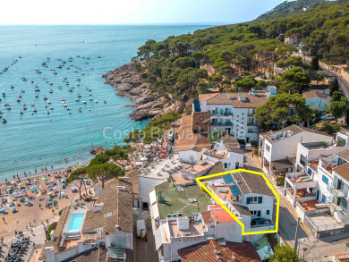 Exclusiva casa a Tamariu: vistes al mar, a 1 minut de platja; terrassa, aparcament i llicència turística.