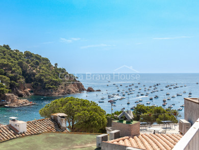 Maison exclusive à Tamariu : vue sur la mer, à 1 minute de la plage ; terrasse, parking et licence touristique.