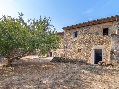 Casa de pedra al casc antic de Corçà, Baix Empordà, amb gran potencial de rehabilitació