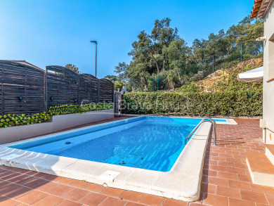 Casa independiente en Costa Brava con piscina, amplios exteriores y cercanía a playas