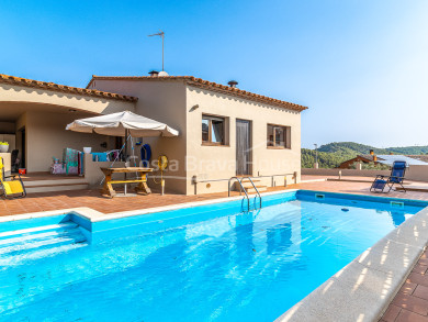 Detached house on the Costa Brava with a pool, spacious exteriors, and close to beaches