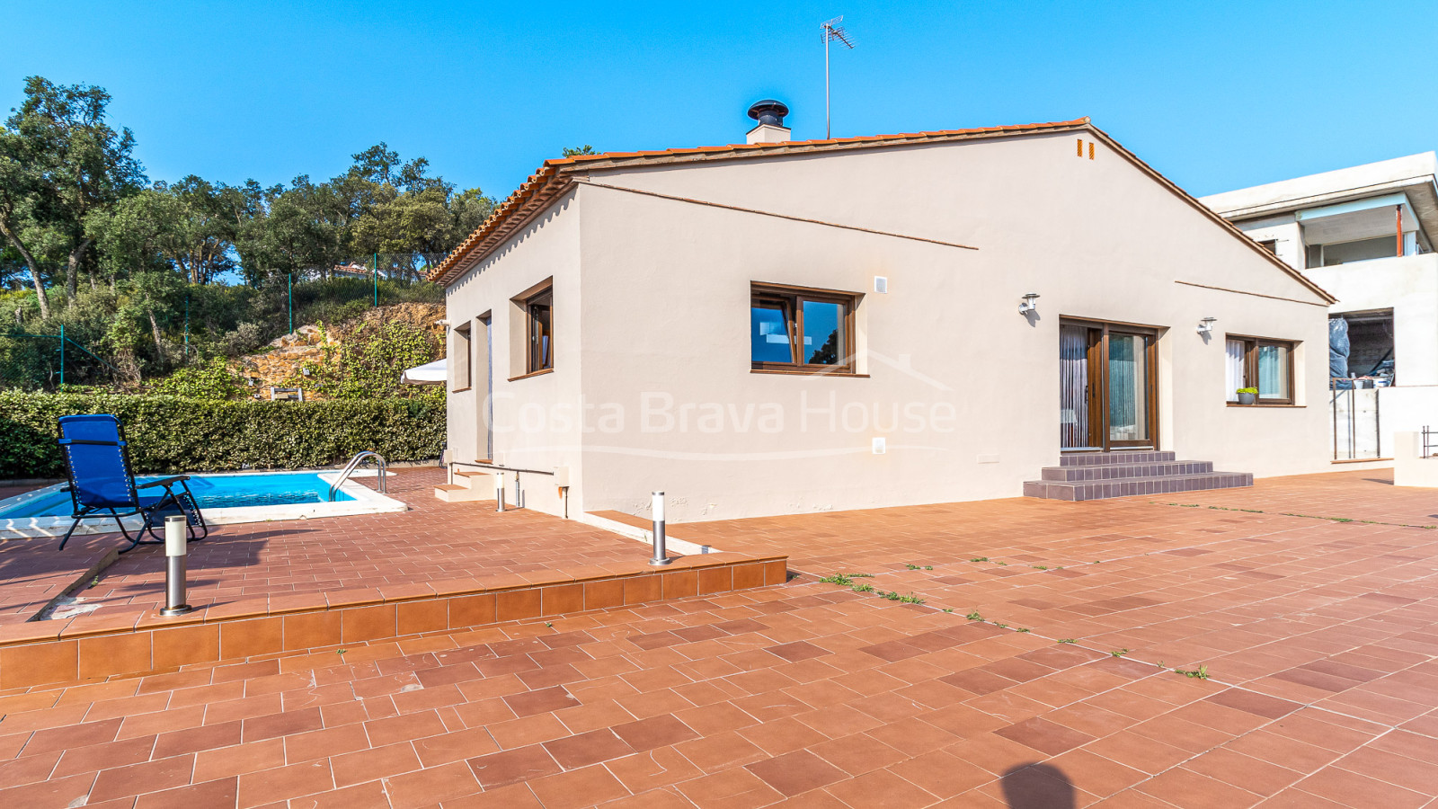 3 bedroom house with pool for sale in urbanization near Begur