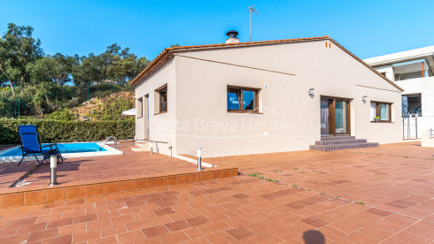 3 bedroom house with pool for sale in urbanization near Begur