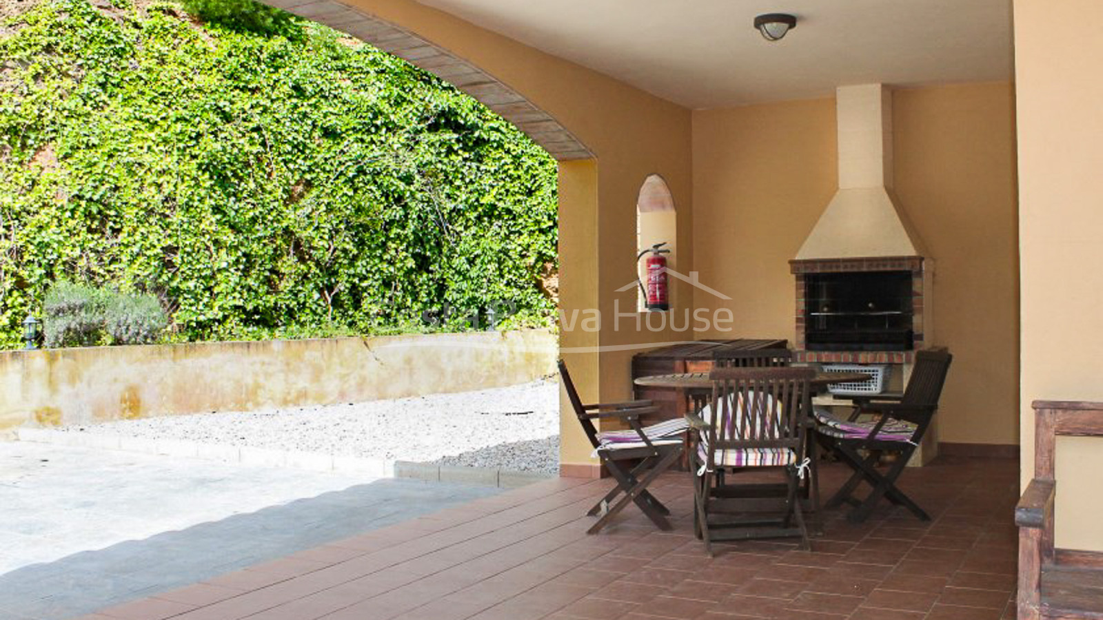 3 bedroom house with pool for sale in urbanization near Begur