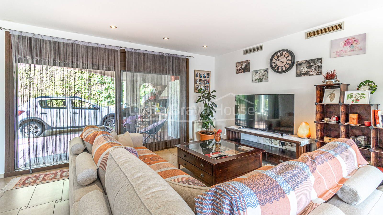 3 bedroom house with pool for sale in urbanization near Begur